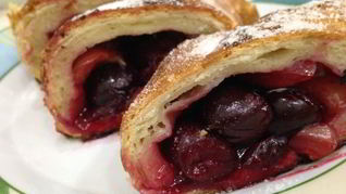 Слоеный рулет с вишней