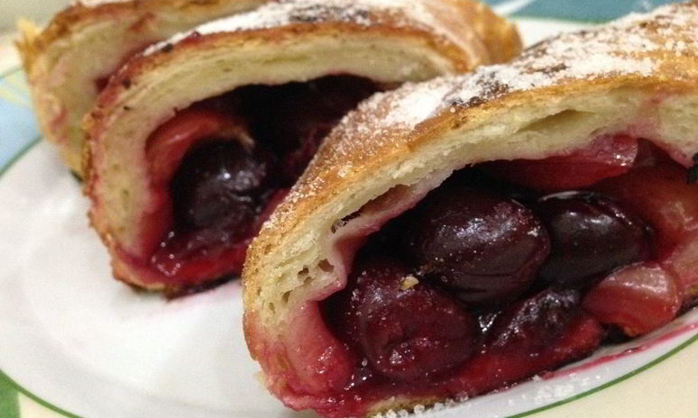 Рецепт слоеного рулета с вишней