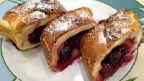 слоеный рулет с вишней