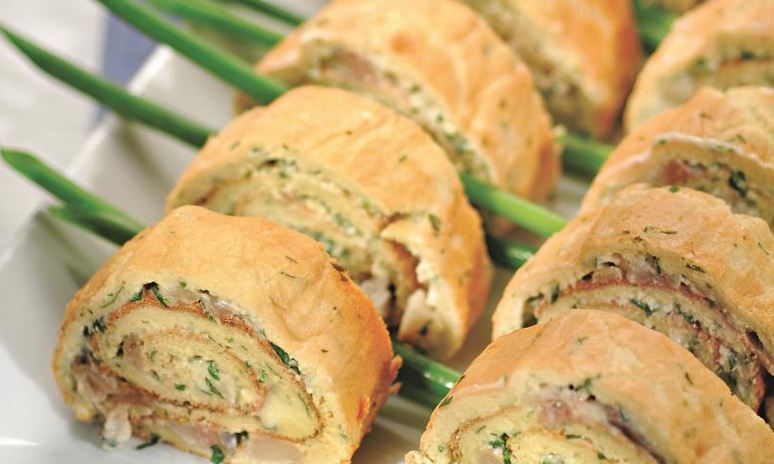 Рецепт яичного рулета с копченой сельдью