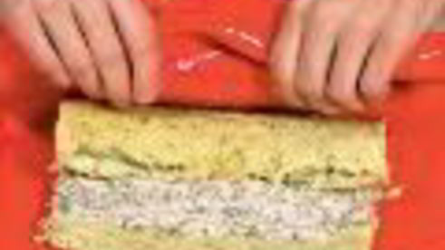 яичный рулет с копченой сельдью