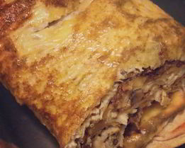 Запеченный рулет из лаваша с курицей и грибами