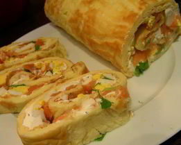 Заварной рулет с начинкой из копченого лосося, яиц и сливочного сыра