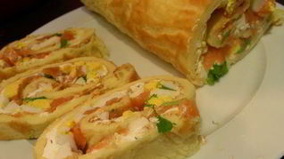 Заварной рулет с начинкой из копченого лосося, яиц и сливочного сыра