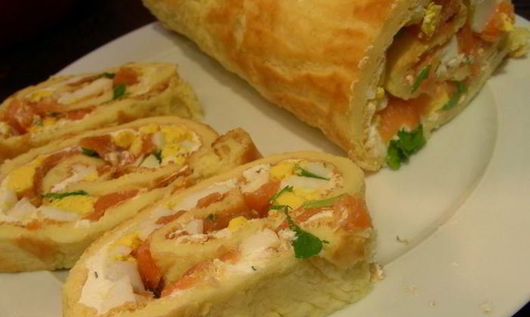 Рецепт заварного рулета с начинкой из копченого лосося, яиц и сливочного сыра