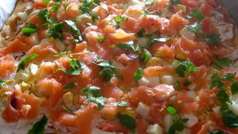 заварной рулет с начинкой из копченого лосося, яиц и сливочного сыра