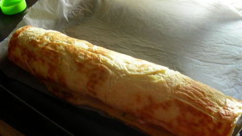 заварной рулет с начинкой из копченого лосося, яиц и сливочного сыра