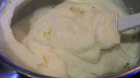 заварной рулет с начинкой из копченого лосося, яиц и сливочного сыра