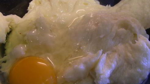 заварной рулет с начинкой из копченого лосося, яиц и сливочного сыра