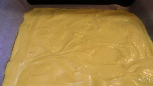 заварной рулет с начинкой из копченого лосося, яиц и сливочного сыра