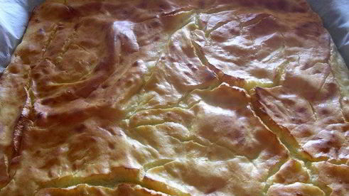 заварной рулет с начинкой из копченого лосося, яиц и сливочного сыра