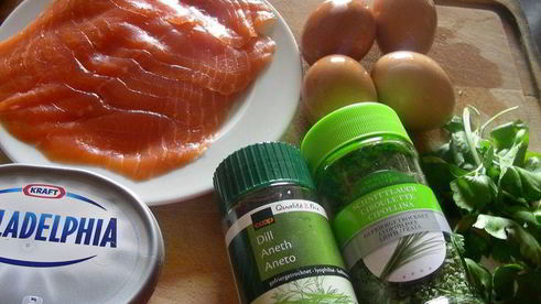 заварной рулет с начинкой из копченого лосося, яиц и сливочного сыра