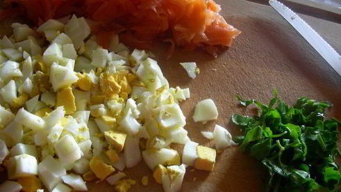 заварной рулет с начинкой из копченого лосося, яиц и сливочного сыра