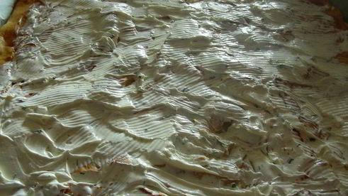 заварной рулет с начинкой из копченого лосося, яиц и сливочного сыра