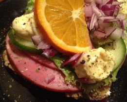 Датский открытый сэндвич с паштетом и салями