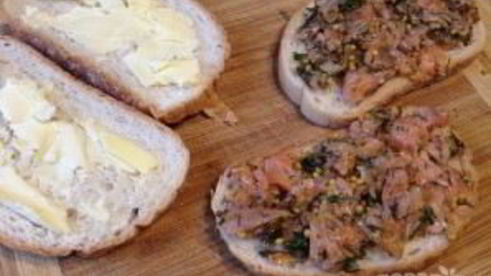 горячий сэндвич с лососем