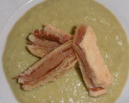 Слоеные сэндвичи с салями и пюре из лук-порея