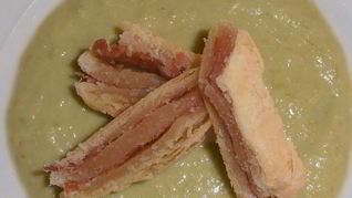 Слоеные сэндвичи с салями и пюре из лук-порея