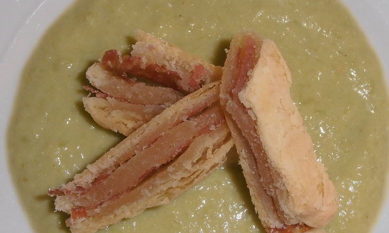 Рецепт слоеных сэндвичей с салями и пюре из лук-порея