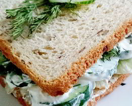 Свежий сэндвич с зеленью и огурцом