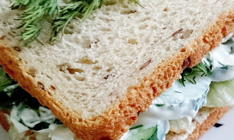 Рецепт свежего сэндвича с зеленью и огурцом