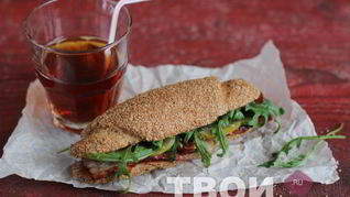 Сэндвич с беконом и руколой