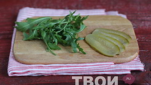 сэндвич с беконом и руколой