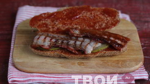 сэндвич с беконом и руколой