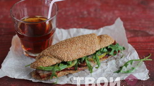 сэндвич с беконом и руколой