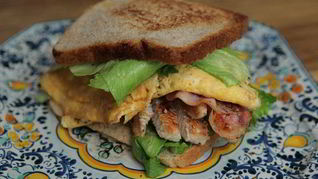 Сэндвич с индейкой и беконом