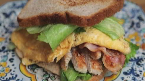 сэндвич с индейкой и беконом