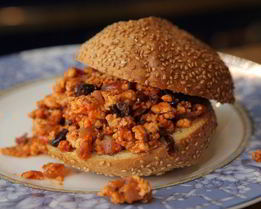 Сэндвич с индейкой, изюмом и оливками