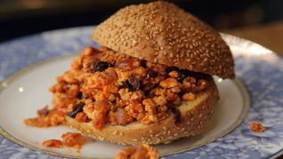 Сэндвич с индейкой, изюмом и оливками