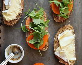 Сэндвич с хурмой, прошутто и сыром бри