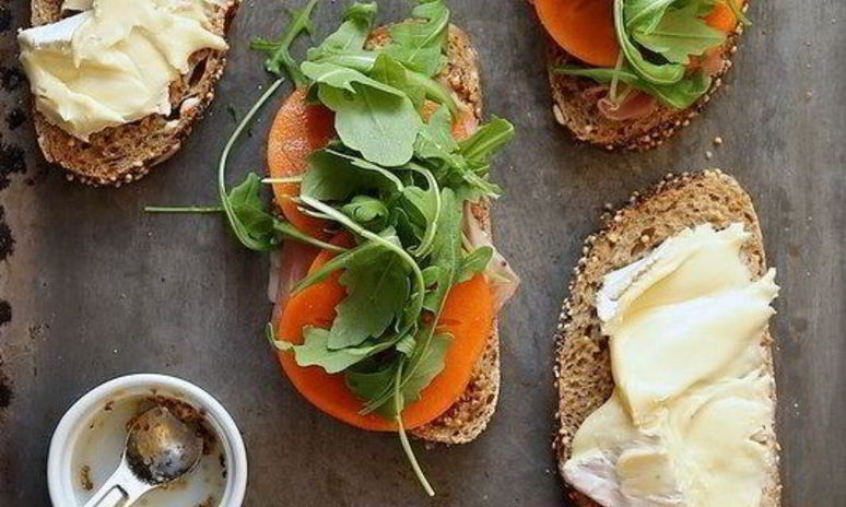 Рецепт сэндвича с хурмой, прошутто и сыром бри