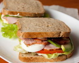 Сэндвич с кобб-салатом