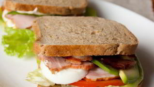 Сэндвич с кобб-салатом