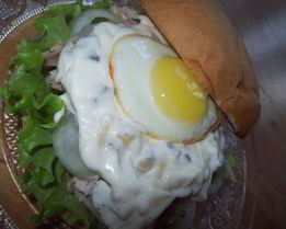 Сэндвич с курицей, горчицей и перепелиным яйцом