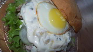 Сэндвич с курицей, горчицей и перепелиным яйцом