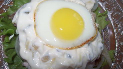 сэндвич с курицей, горчицей и перепелиным яйцом