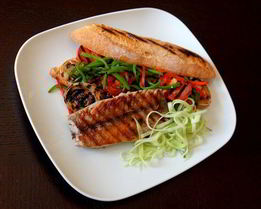 Сэндвич с макрелевым тунцом и овощами, обжаренными на гриле