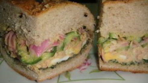 сэндвич с салатом ницца