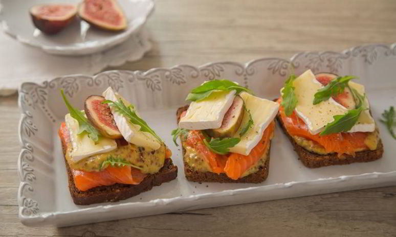 Рецепт сэндвича с сыром бри, форелью и инжиром