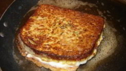 сэндвич с сыром моцарелла