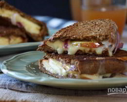 Сэндвич с сыром, яблоком и луком