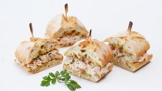 Сэндвич с тунцом, овощами и соусом чили