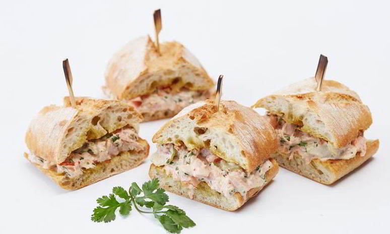 Рецепт сэндвича с тунцом, овощами и соусом чили