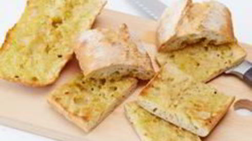 сэндвич с тунцом, овощами и соусом чили