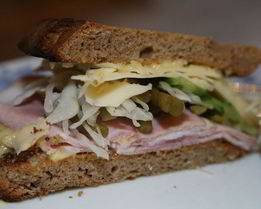 Сэндвич с ветчиной, соленьями и сыром