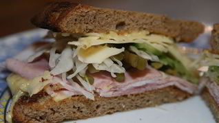 Сэндвич с ветчиной, соленьями и сыром